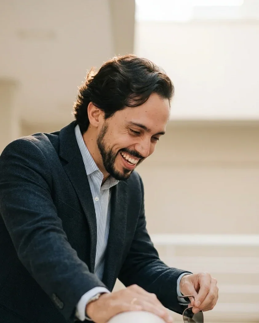 Diogo Silva Ribeiro sorrindo, de blazer azul
