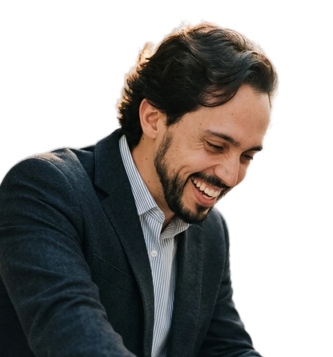 Diogo Silva Ribeiro sorrindo, de blazer azul